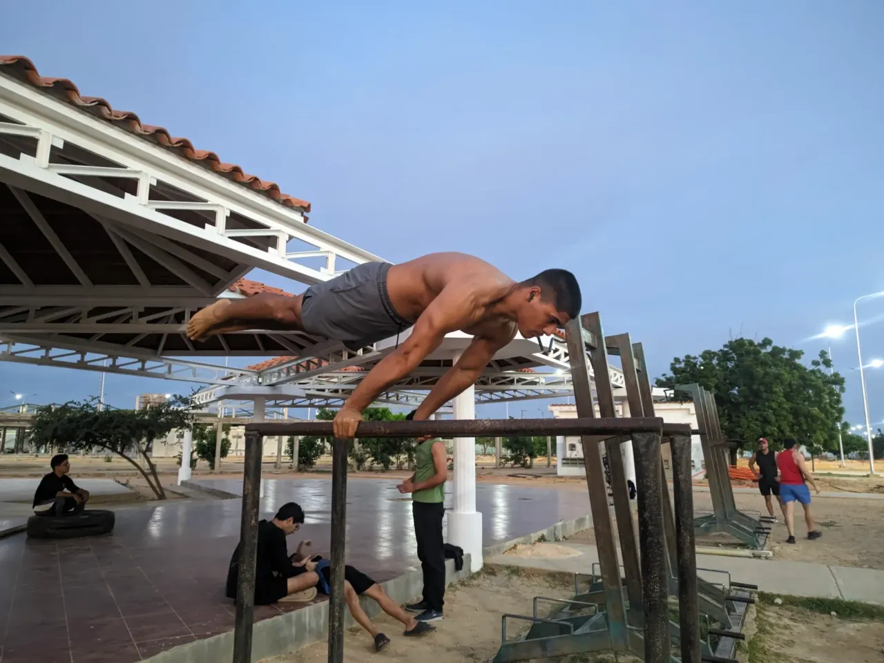 JKxYMavFpI9KKL5l_PXL_20241231_184241589.webp
