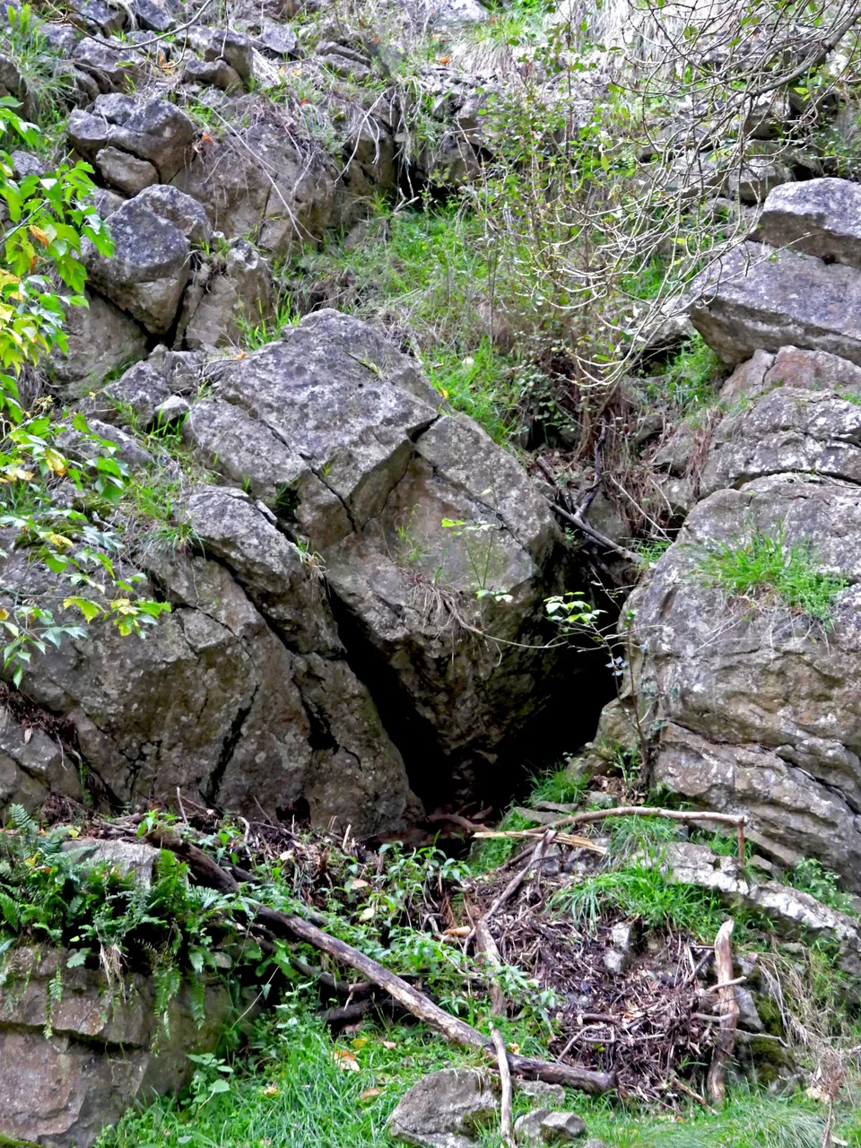 EMBANKMENT ROCK CAVE CU.png