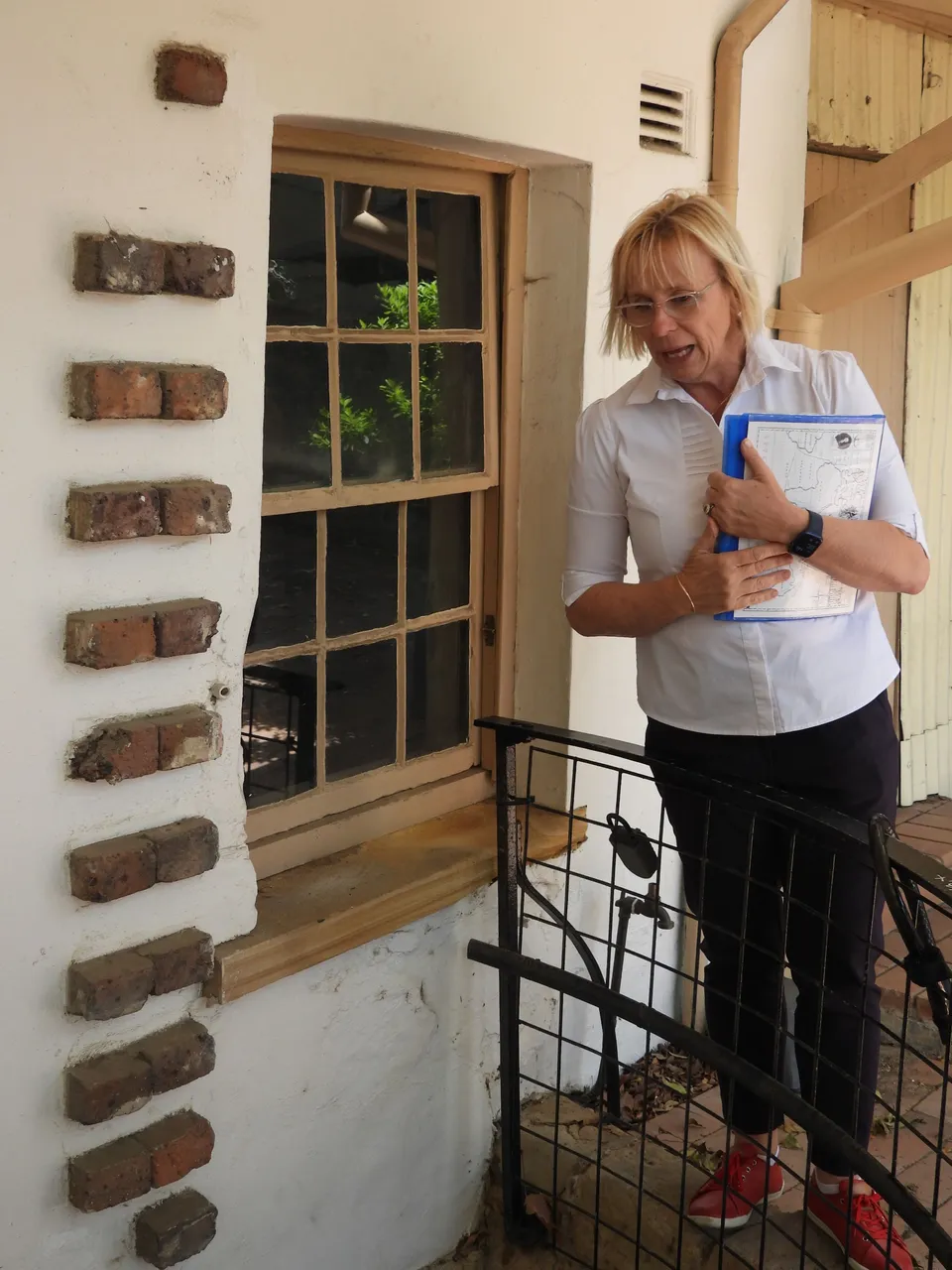 TOUR GUIDE AT OLD HOUSE WELL.JPG