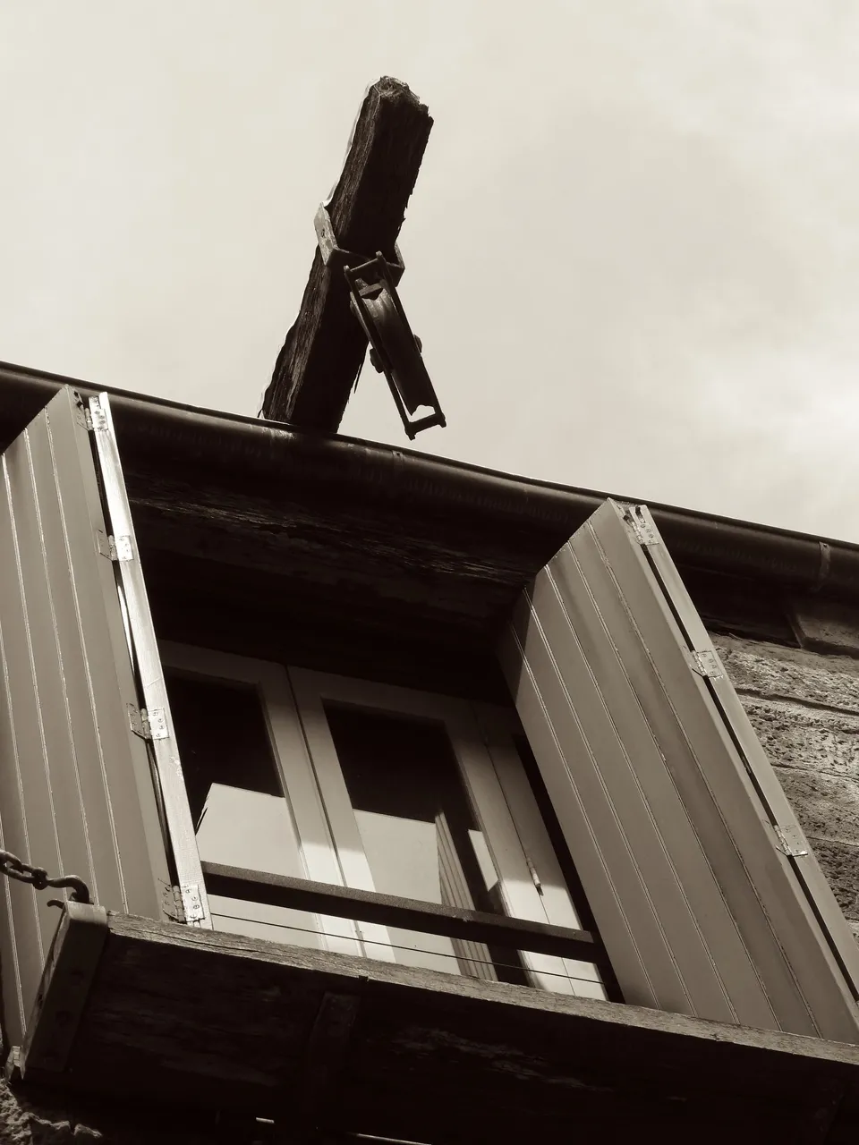 HOIST ABOVE OLD DOOR AT DM.JPG