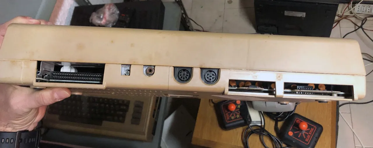 Rear inputs of the Commodore 64