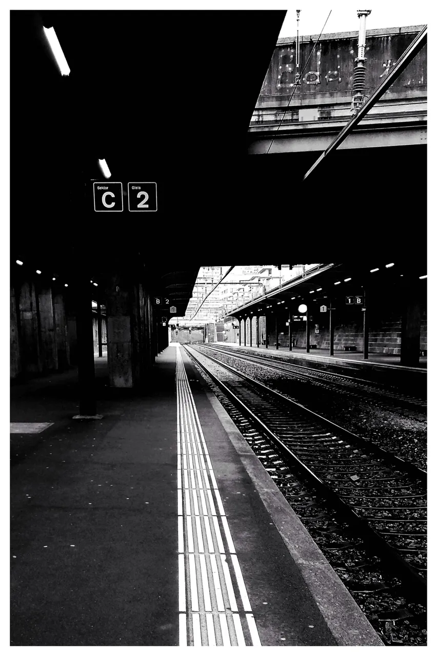 #40 Bahnhof Wiedikon PHOTO_20210501_195821-01-01-01.jpeg