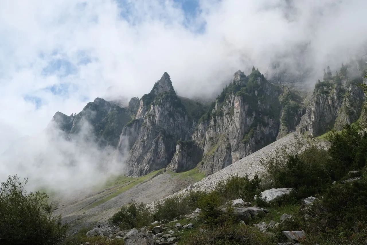 2021-09-12 'Cloud Poke Peaks 1' - 1600W.jpg
