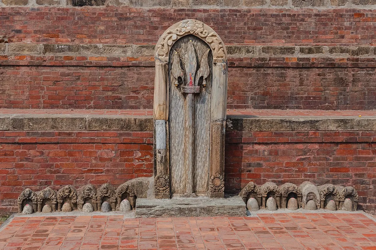 Stone carved sculpture of Trishul. Bijay chaurasia, CC BY-SA 4.0, via Wikimedia Commons.