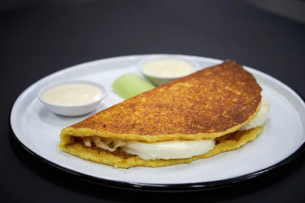 cachapa-venezuelan-typical-food-with-cheese-corn_203019-25.jpg