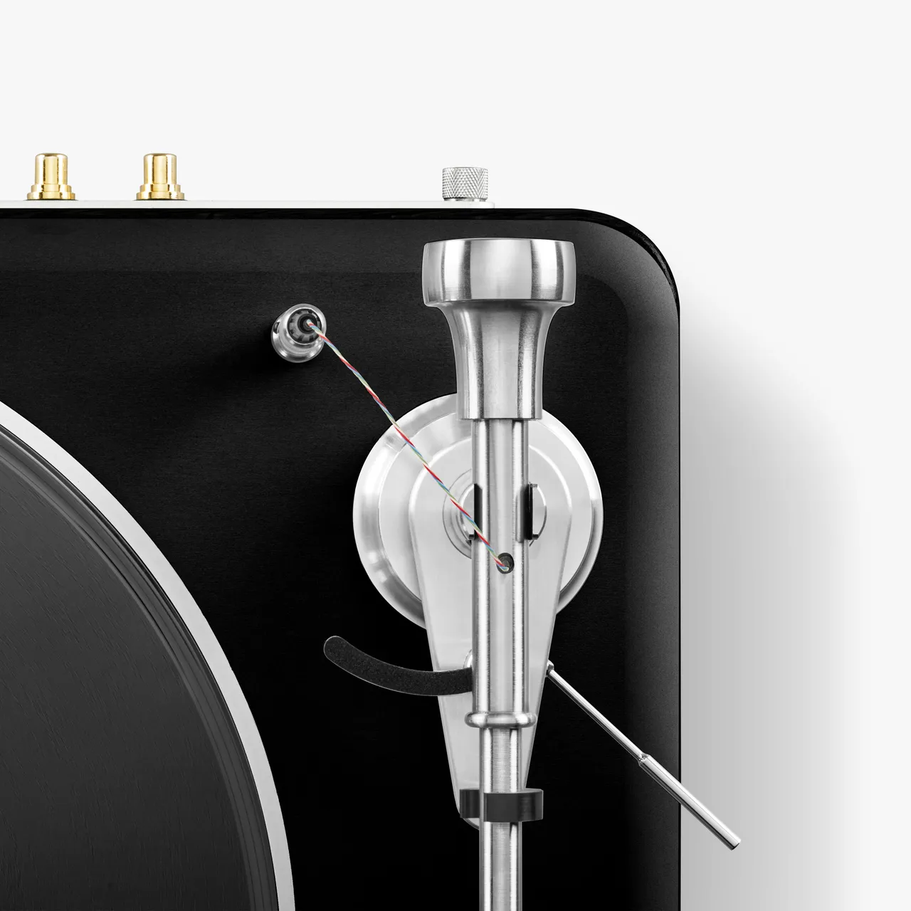 turntable_black_2.0_detail_arm_3840h_2.jpg