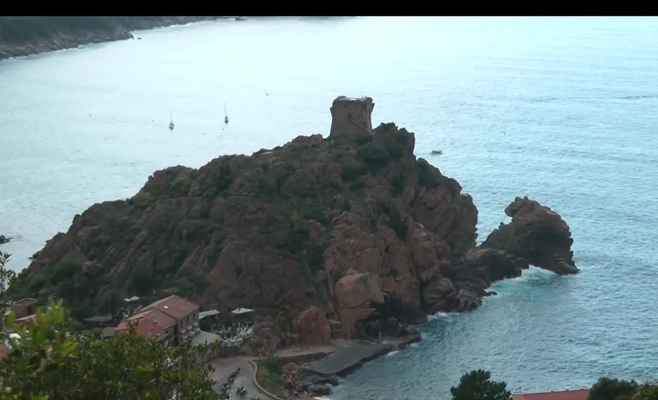 16.-Córcega-(Porto)-panorama-promontorio-pueblo.png