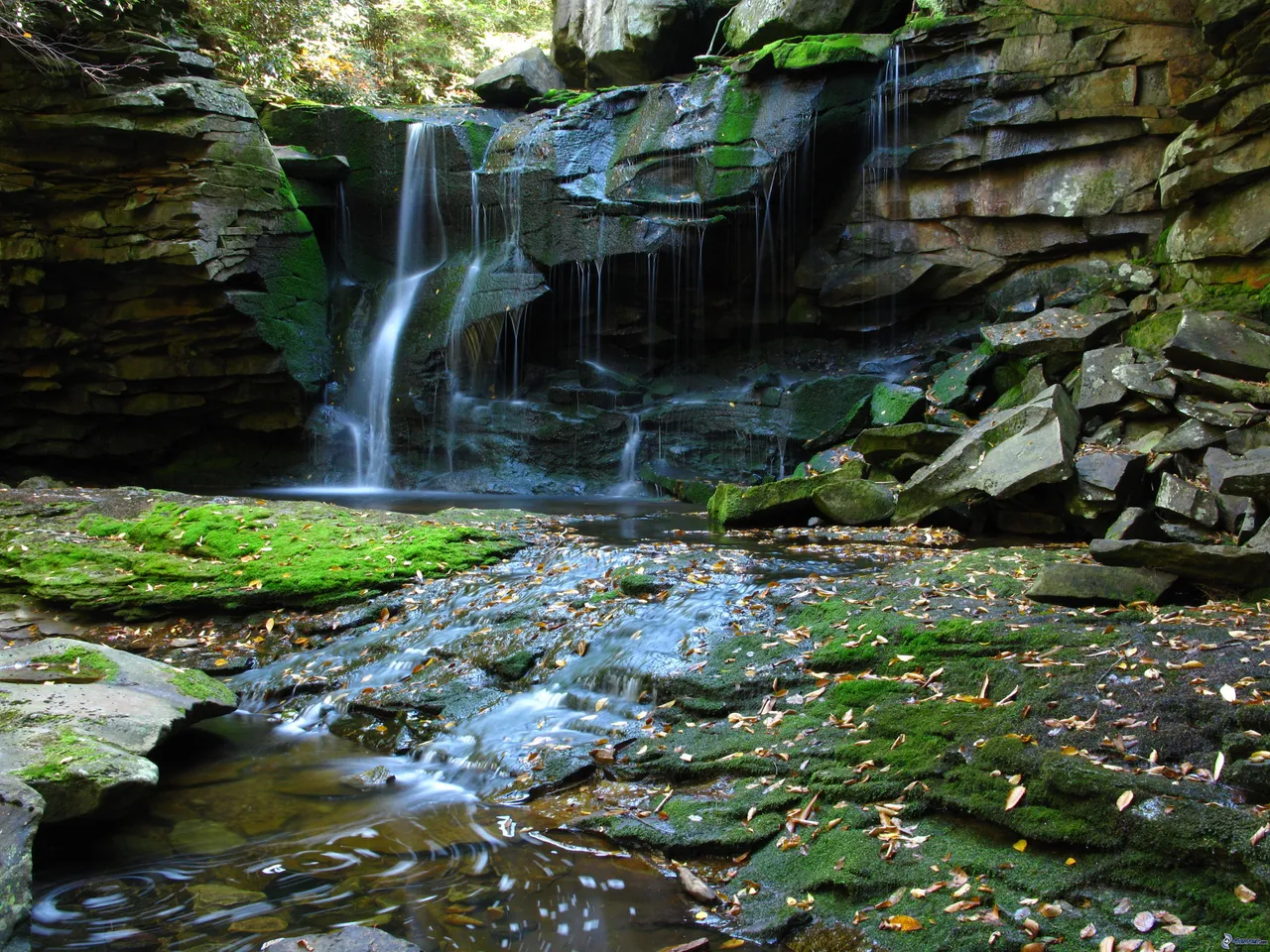 cascade-dans-la-foret,-rochers,-ruisseau-207070.jpg