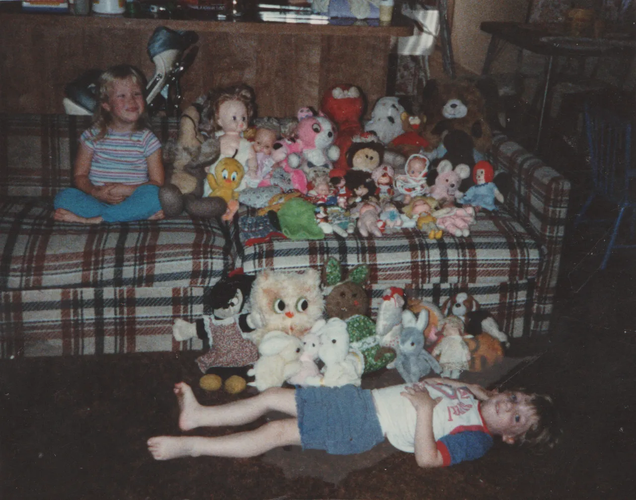 1985-07 - Rick Arnold, Katie, most of the stuff animals, couch, living room at 163, kitchen in the background.png