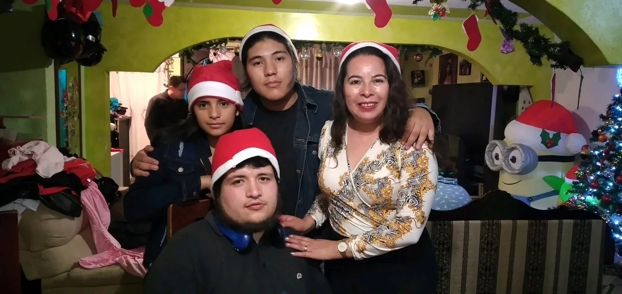 fotografía con mi madre y dos de mis hermanos