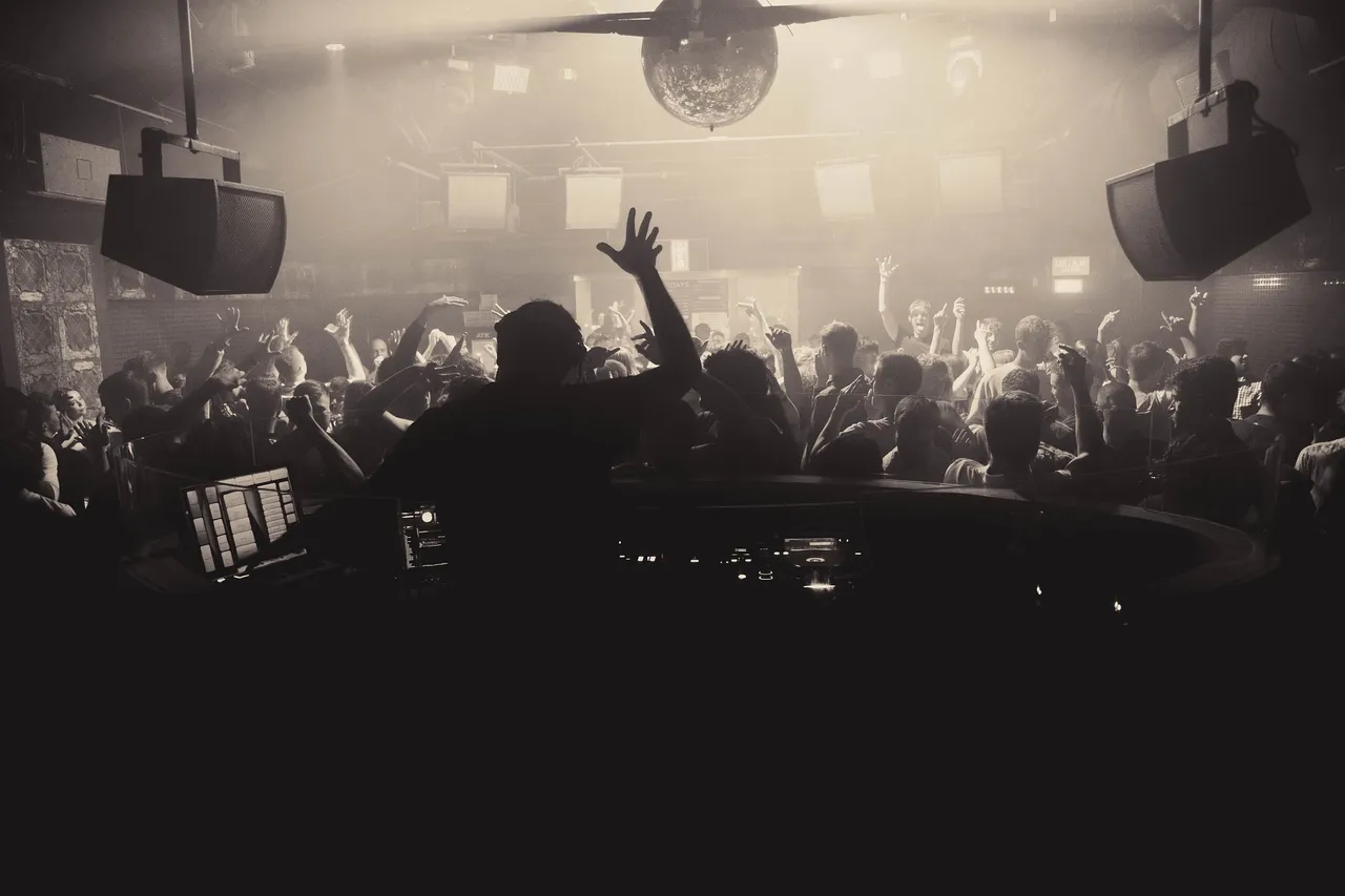 club4458691_1920.jpg
