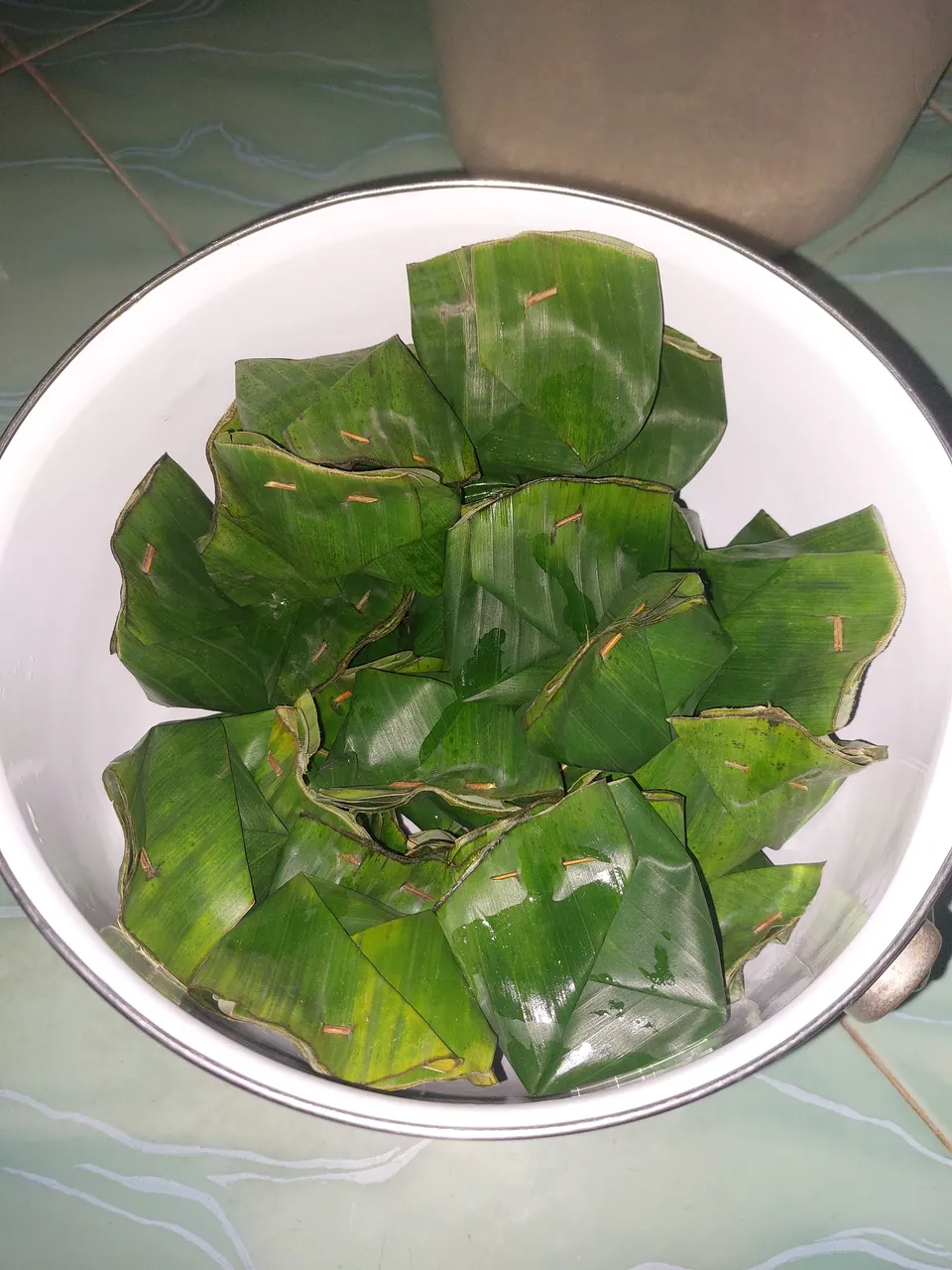 Tapai ketan yang dibungkus dalam daun pisang
