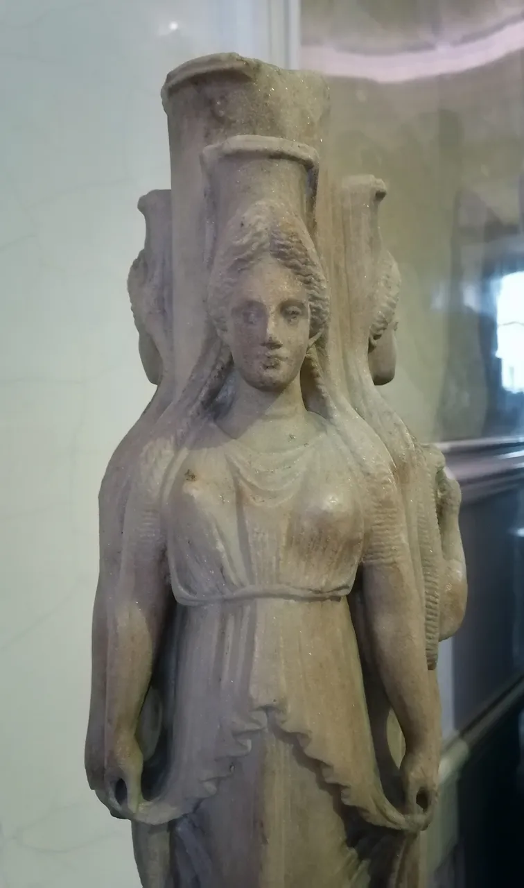 Hermitage Hall: Hecate — Netelo, CC BY-SA 4.0, via Wikimedia Commons