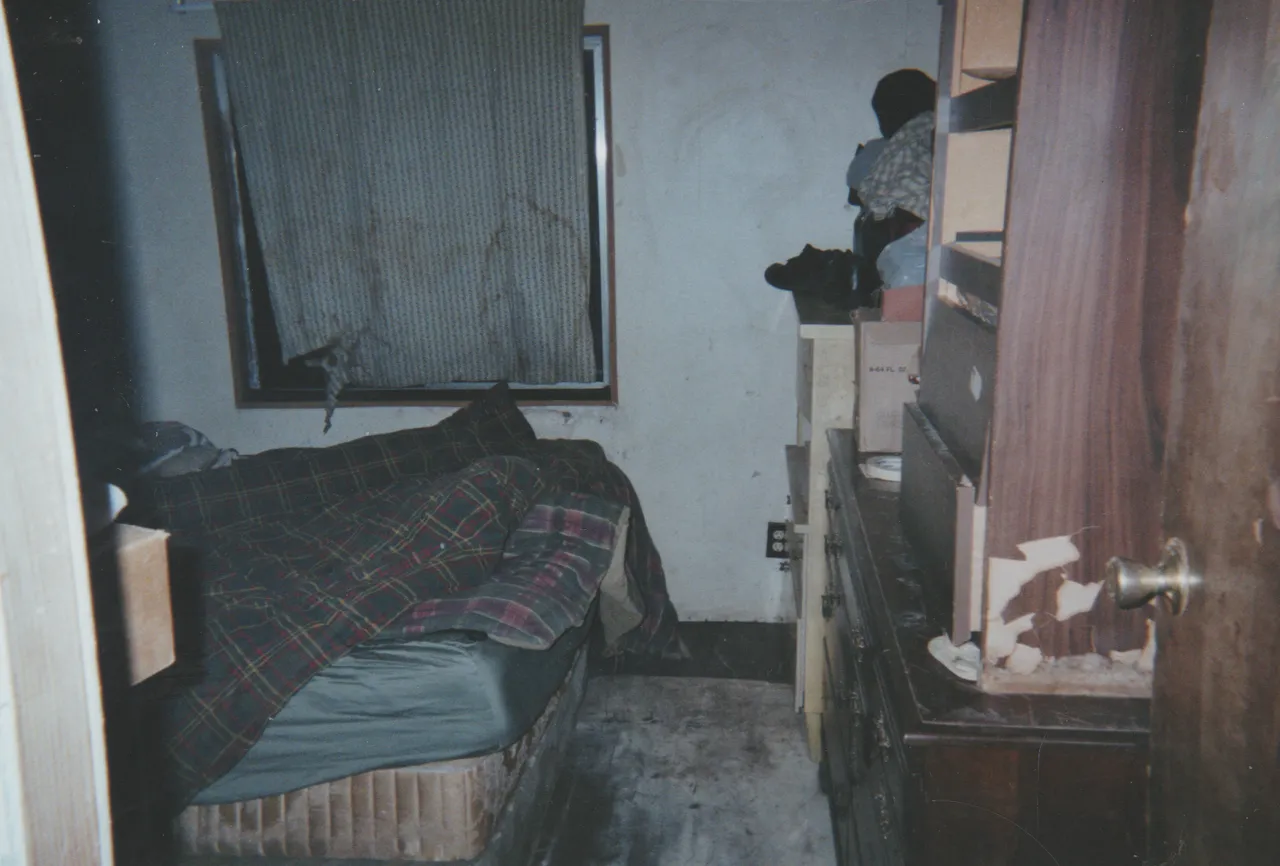 2008-03 - Trailer 163. Master Bedroom, parents, mom Marilyn, dad Donald. Some of the before pics were developed in March 08 and some of these pics have no date on them, 5pics-1.png