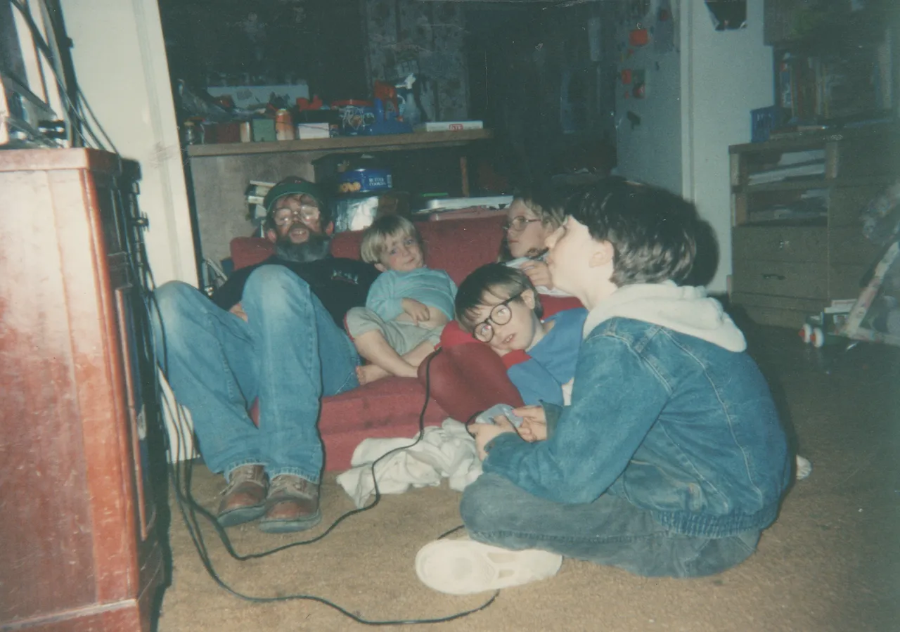 1992-12 - Don, kids, Crystal, Katie, Joey, Rick, Super Nintendo, 163 living room.jpg