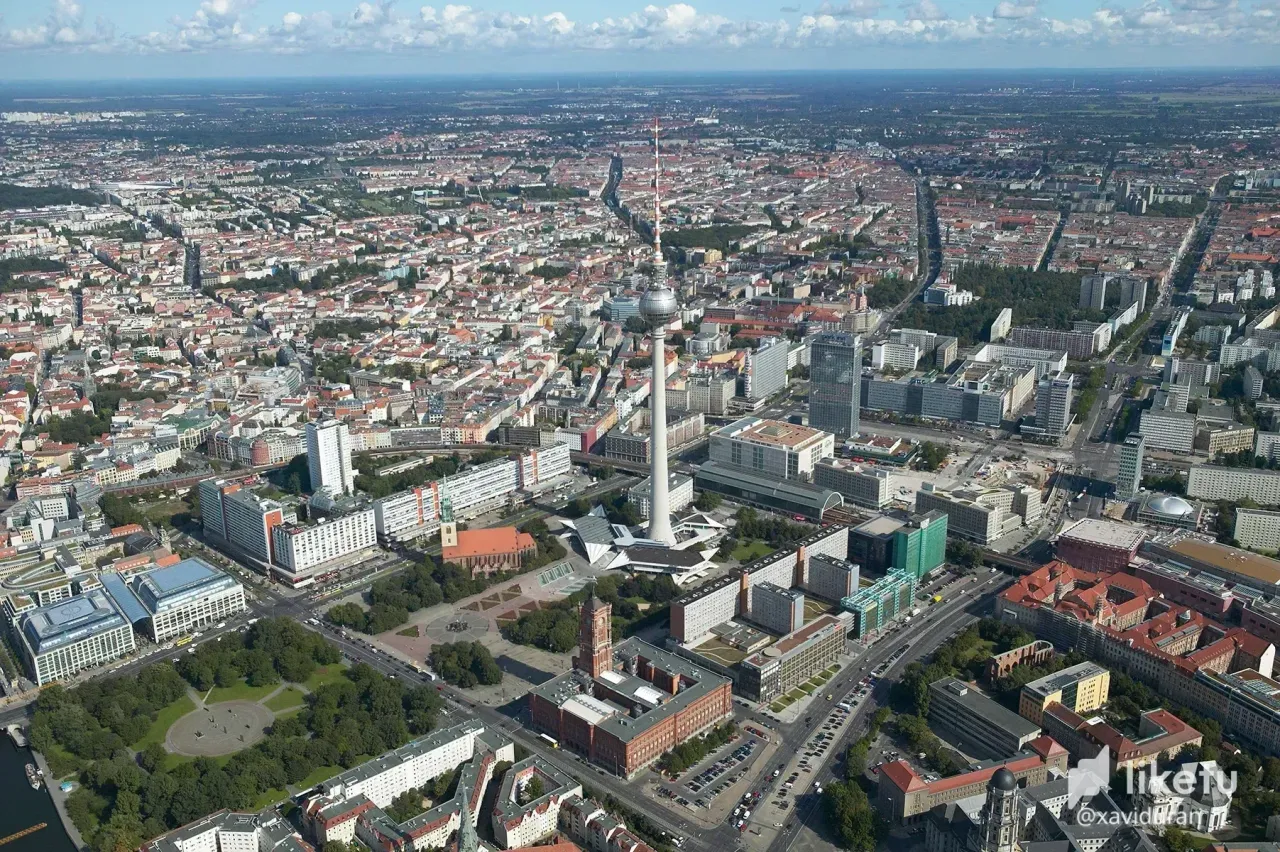 cl6zlxek400811hmxg8nmc91k_Alexanderplatz_015.webp
