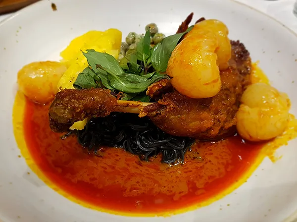 Canoodling Red Duck Curry wt Charcoal Noodle01.jpg
