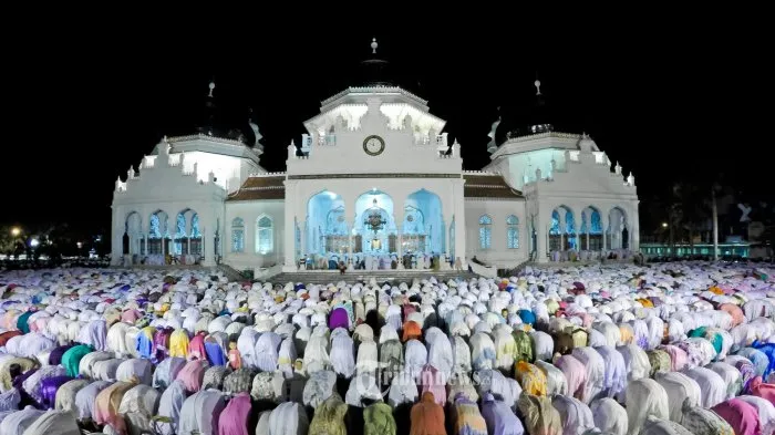 shalat-tarawih-di-masjid-raya-baiturrahman_20150618_160849.jpg