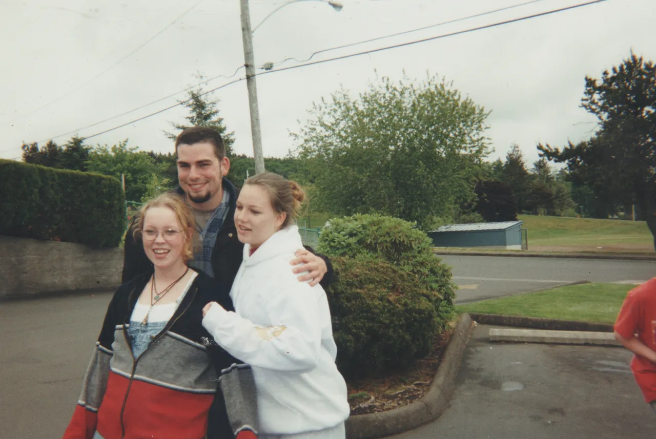 1999-06 - Alan Graduation - Katie, Nathan, Amanda.jpg