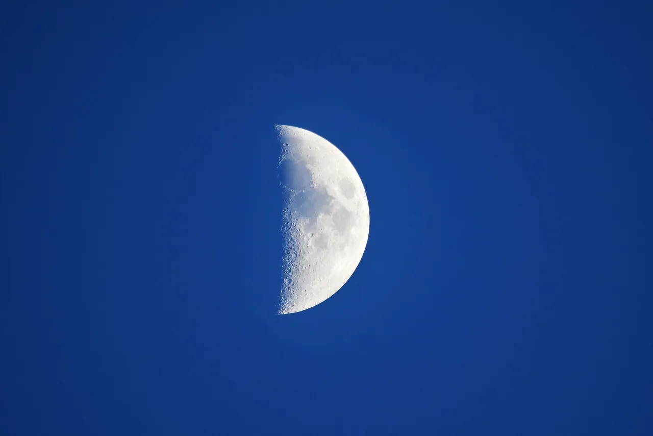 moon-3419609_1920.jpg