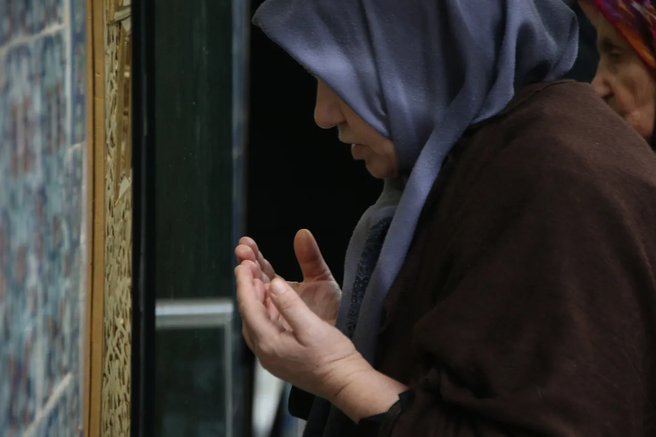 prayer-g8f88075c7_1920.jpg