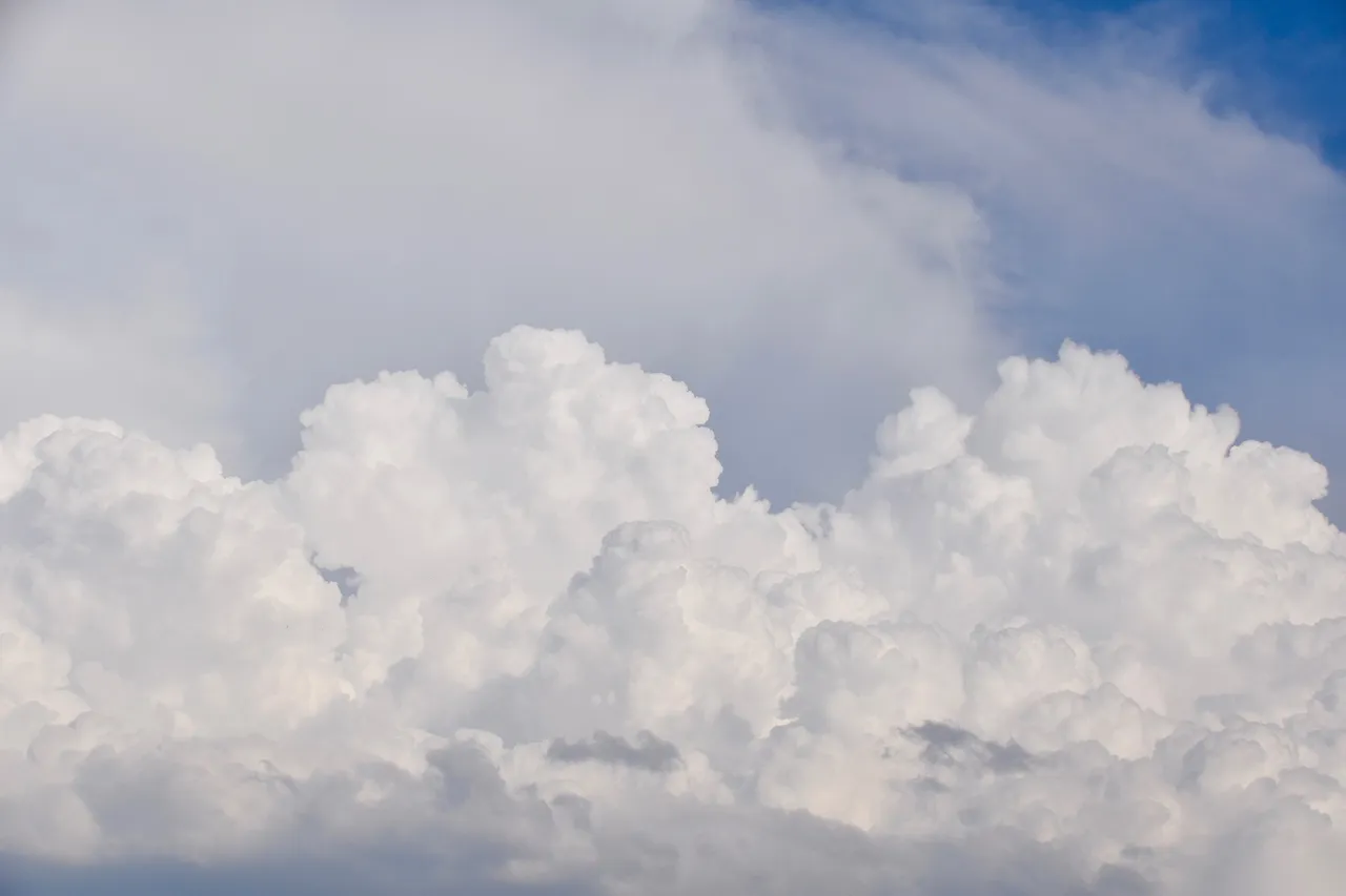 clouds-g7f382d8c8_1920.jpg