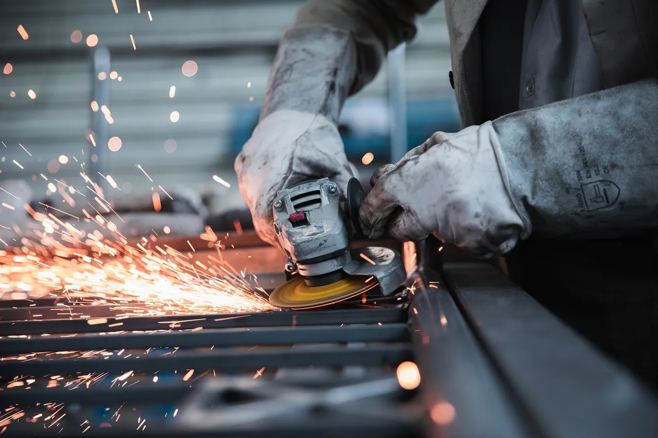 worker-g85fc32e34_1920.jpg