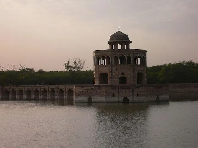 56-244539-hiran-minar.jpg