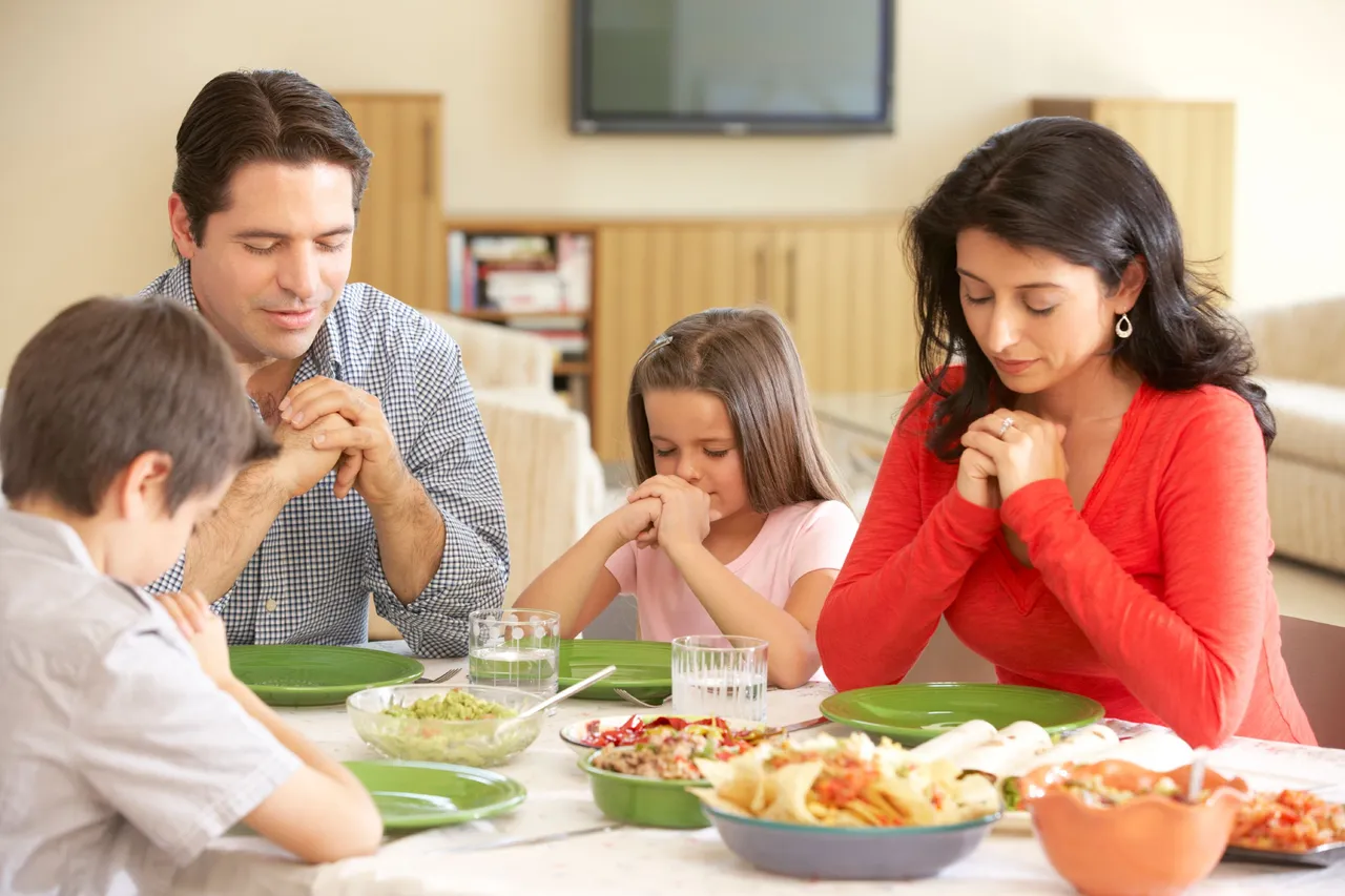 iStock-Family-Praying.jpg