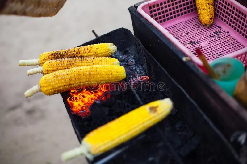 preparandomaízasadolaparrillacalientealairelibreenelveranocomidaasiáticadecalleconceptobarbacoa113833870.jpg