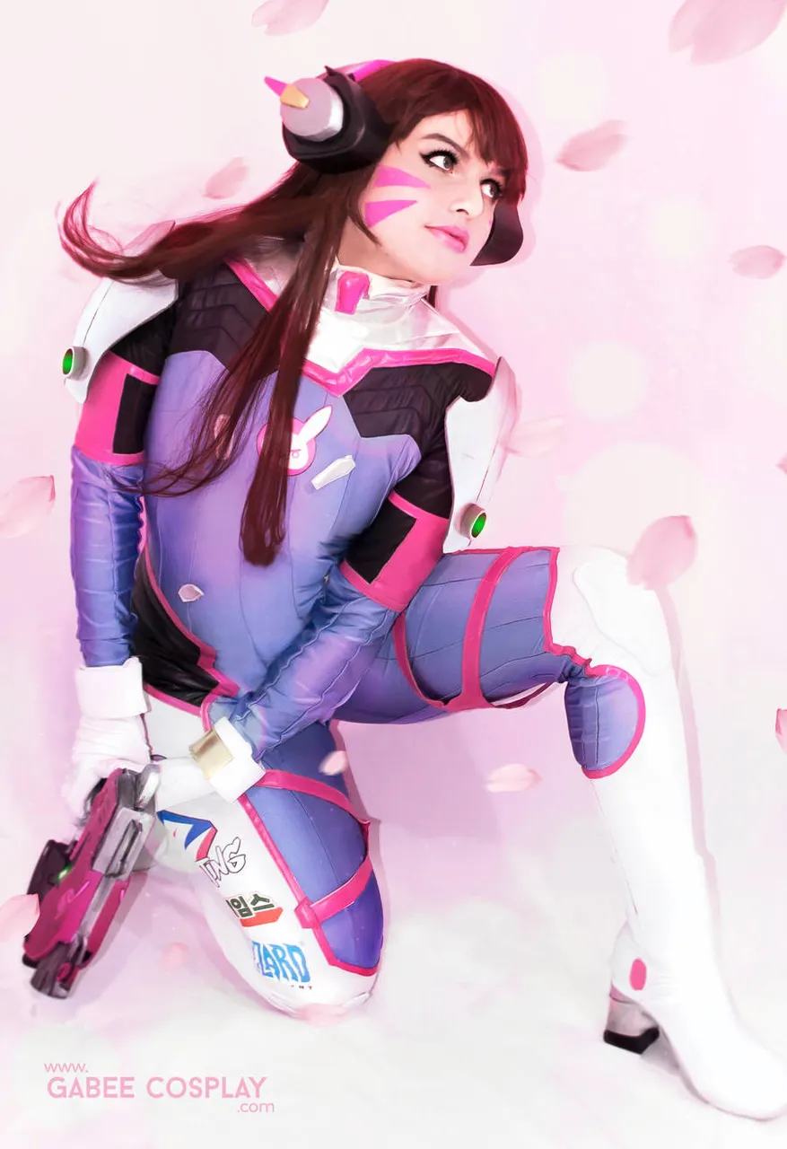 d_va_overwatch_cosplay_4___gabee_cosplay_by_gabeecos_dcu0i9t-fullview.jpg