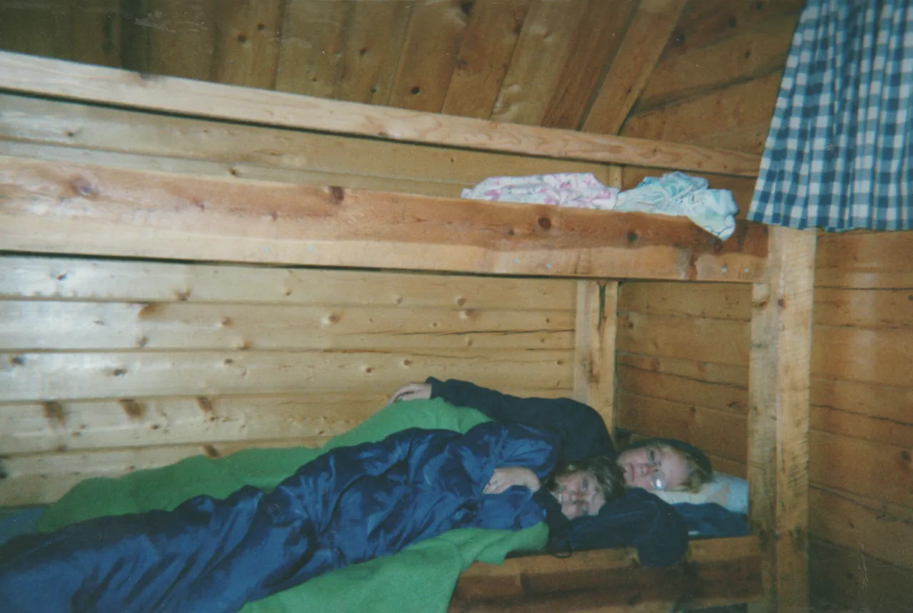 2000-07-24 apx - Reunion - Crystal, Katie, Bed, Cabin 01.png