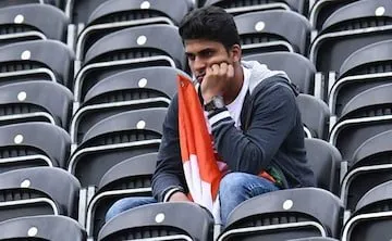 ln1uqjfg_india-vs-new-zealand-sad-indian-cricket-fan-afp_625x300_10_July_19.jpg