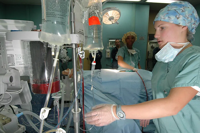 800px-US_Navy_060505-N-2832L-050_Hospital_Corpsman_Megan_Beach,_checks_the_flow_of_blood_through_a_cell_saver,_during_training_for_an_antilogous_blood_transfusion.jpg